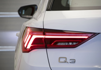 Подержанный автомобиль Audi Q3 2021 года (40 фото)