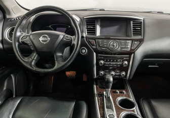 Подержанный автомобиль Nissan Pathfinder 2014 года (12 фото)