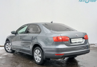 Подержанный автомобиль Volkswagen Jetta Sedan 2012 года (7 фото)