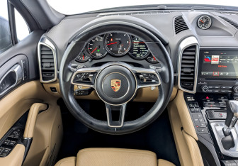 Подержанный автомобиль Porsche Cayenne 2017 года (22 фото)
