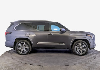 Подержанный автомобиль Toyota Sequoia 2023 года (4 фото)