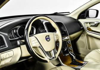Подержанный автомобиль Volvo XC60 2015 года (12 фото)