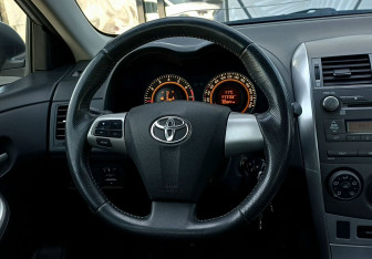 Подержанный автомобиль Toyota Corolla Sedan 2011 года (11 фото)