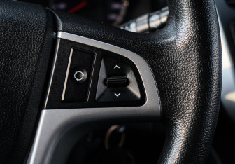 Подержанный автомобиль Hyundai Solaris Hatchback 2012 года (18 фото)