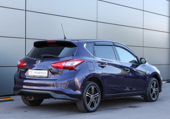 Подержанный автомобиль Nissan Tiida Hatchback 2015 года (5 фото)