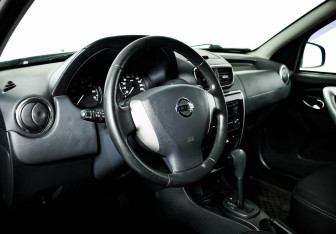 Подержанный автомобиль Nissan Terrano 2015 года (11 фото)