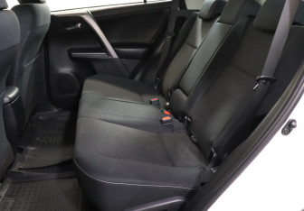 Подержанный автомобиль Toyota RAV4 2015 года (10 фото)