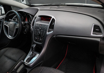 Подержанный автомобиль Opel Astra Hatchback 2014 года (7 фото)