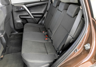 Подержанный автомобиль Toyota RAV4 2017 года (12 фото)