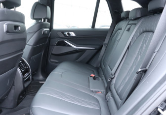 Подержанный автомобиль BMW X5 2025 года (10 фото)