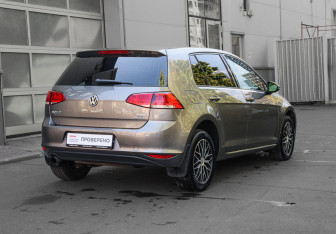 Подержанный автомобиль Volkswagen Golf Hatchback 2014 года (4 фото)