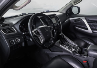 Подержанный автомобиль Mitsubishi Pajero Sport 2016 года (15 фото)