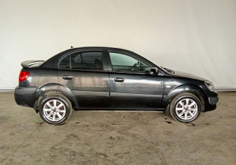Подержанный автомобиль Kia Rio Sedan 2007 года (8 фото)
