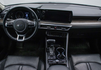 Подержанный автомобиль Kia K5 2020 года (13 фото)