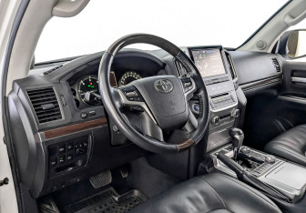 Подержанный автомобиль Toyota Land Cruiser Suv 2015 года (16 фото)