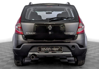 Подержанный автомобиль Renault Sandero 2011 года (6 фото)