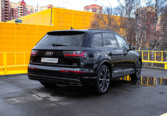 Подержанный автомобиль Audi Q7 2016 года (3 фото)