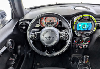 Подержанный автомобиль MINI Hatch 2021 года (21 фото)
