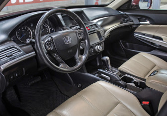 Подержанный автомобиль Honda Crosstour 2012 года (16 фото)