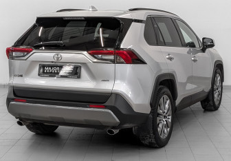 Подержанный автомобиль Toyota RAV4 2021 года (5 фото)