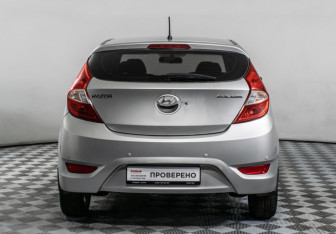 Подержанный автомобиль Hyundai Solaris Hatchback 2011 года (6 фото)