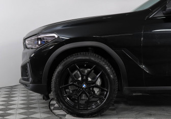 Подержанный автомобиль BMW X6 2022 года (8 фото)