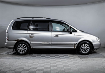 Подержанный автомобиль Hyundai Trajet 2006 года (4 фото)