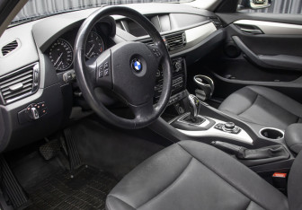 Подержанный автомобиль BMW X1 2013 года (16 фото)