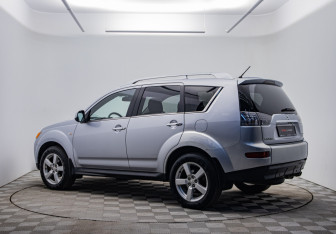 Подержанный автомобиль Mitsubishi Outlander 2008 года (7 фото)