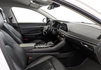 Подержанный автомобиль Hyundai Sonata 2020 года (13 фото)
