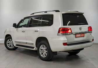 Подержанный автомобиль Toyota Land Cruiser Suv 2016 года (7 фото)