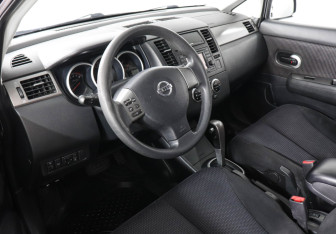 Подержанный автомобиль Nissan Tiida Hatchback 2010 года (5 фото)