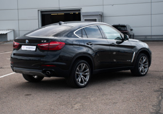 Подержанный автомобиль BMW X6 2015 года (5 фото)