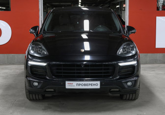 Подержанный автомобиль Porsche Cayenne 2015 года (2 фото)