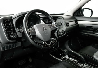 Подержанный автомобиль Mitsubishi Outlander 2017 года (9 фото)