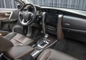 Подержанный автомобиль Toyota Fortuner 2017 года (11 фото)