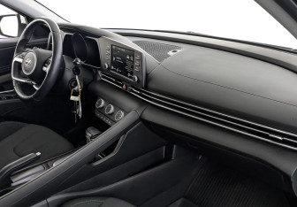 Подержанный автомобиль Hyundai Elantra Sedan 2022 года (13 фото)