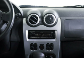 Подержанный автомобиль Renault Sandero 2013 года (11 фото)