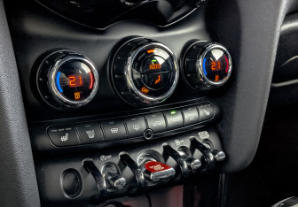 Подержанный автомобиль MINI Hatch 2020 года (26 фото)