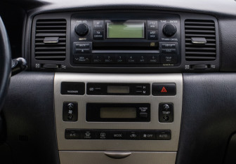 Подержанный автомобиль Toyota Corolla Hatchback 2005 года (14 фото)