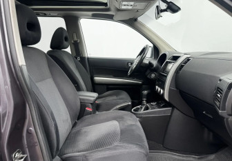 Подержанный автомобиль Nissan X-Trail 2011 года (10 фото)