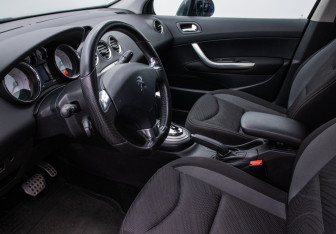 Подержанный автомобиль Peugeot 408 2015 года (9 фото)