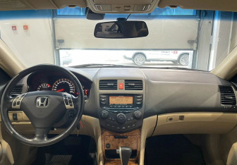Подержанный автомобиль Honda Accord Sedan 2004 года (10 фото)