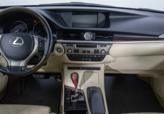 Подержанный автомобиль Lexus ES 2012 года (14 фото)