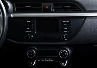 Подержанный автомобиль Kia Rio Sedan 2017 года (14 фото)