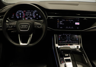 Подержанный автомобиль Audi Q8 2019 года (8 фото)