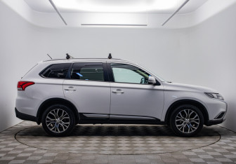 Подержанный автомобиль Mitsubishi Outlander 2015 года (4 фото)