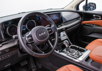 Подержанный автомобиль Kia Carnival 2023 года (9 фото)