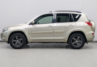 Подержанный автомобиль Toyota RAV4 2007 года (8 фото)