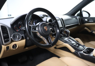 Подержанный автомобиль Porsche Cayenne 2014 года (13 фото)